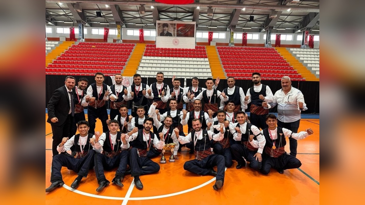 Erzincangücü Spor Kulübü, Kars'taki Halk Oyunları Bölge Yarışması'nda iki kategoride şampiyon oldu