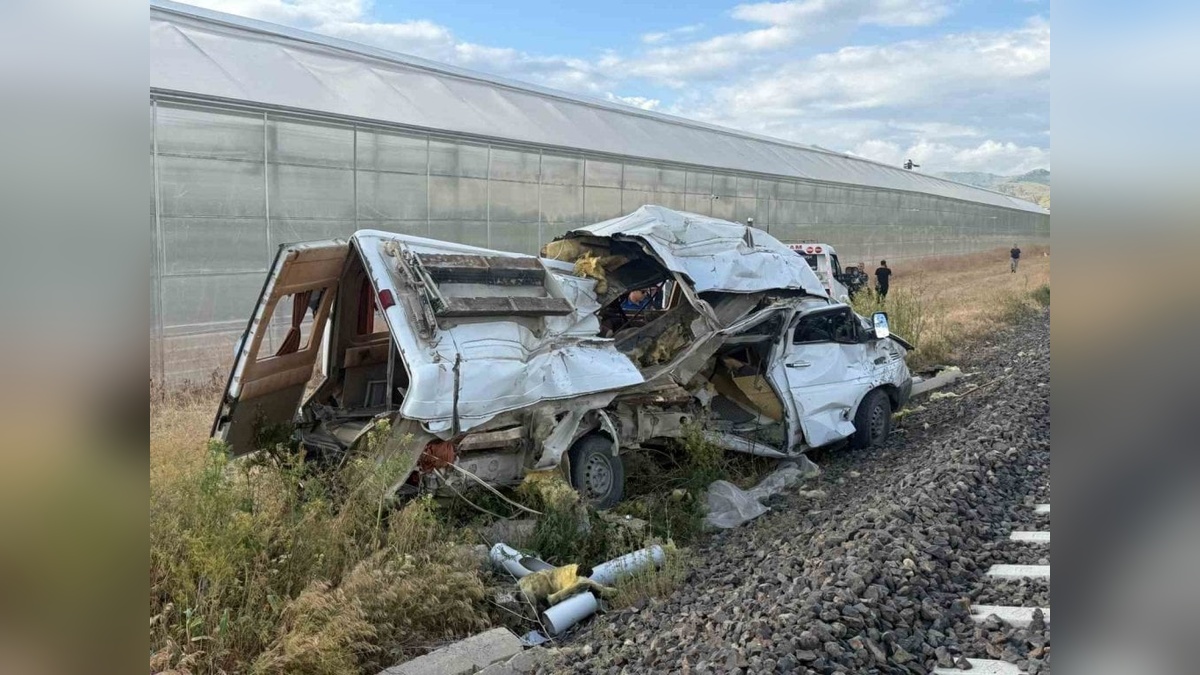 Afyonkarahisar'da tren kazası: Minibüs sürücüsü yaralandı