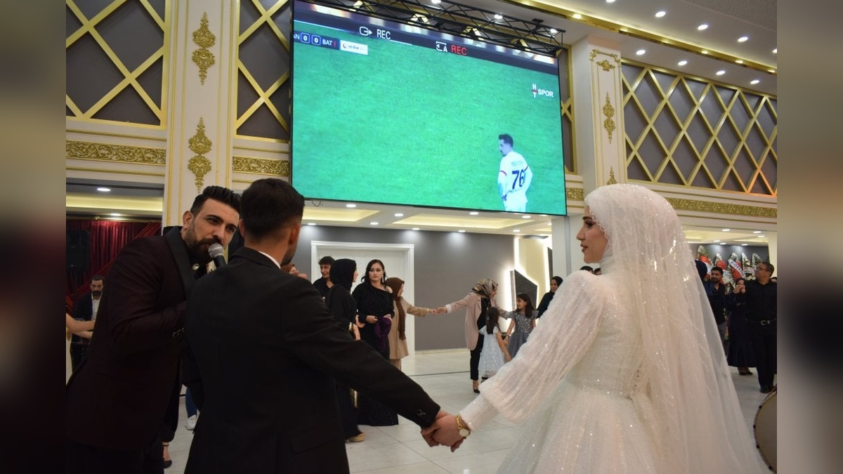 Batman'da düğününe ara veren çift, Petrolspor'un play-off final maçını izledi