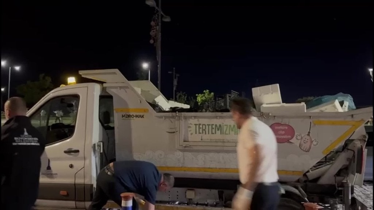 İzmir Büyükşehir Belediye Başkanı Tugay, grevdeki işçilerin çöplerini topladı