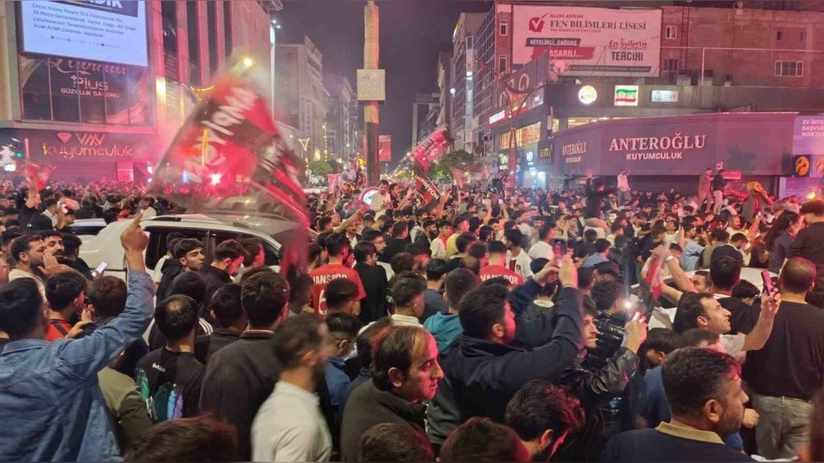 Vanspor FK, penaltılarda Batman Petrolspor'u 5-4 yenerek TFF 1. Lig'e yükseldi