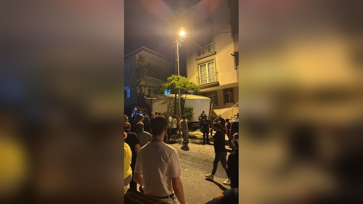 Pendik'te kamyonet kazası: 2 araç ve bina hasar gördü
