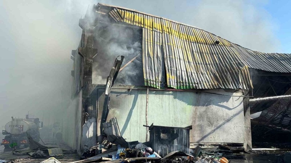 Adana'da geri dönüşüm fabrikasında yangın