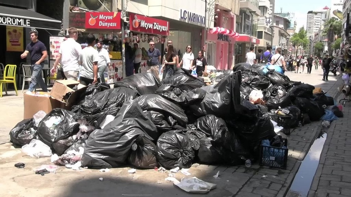 İzmir Büyükşehir Belediye Başkanı Tugay, Alsancak'ta biriken çöpleri temizledi