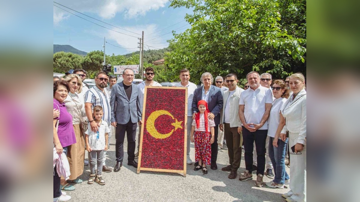 Kuşadası Kiraz Şenliği'nde 2 dakikada 58 kiraz yendi