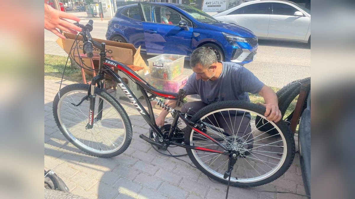 Bursa'da seyyar bisikletçi Hamdi Aktürk, mahalle mahalle gezerek hizmet veriyor