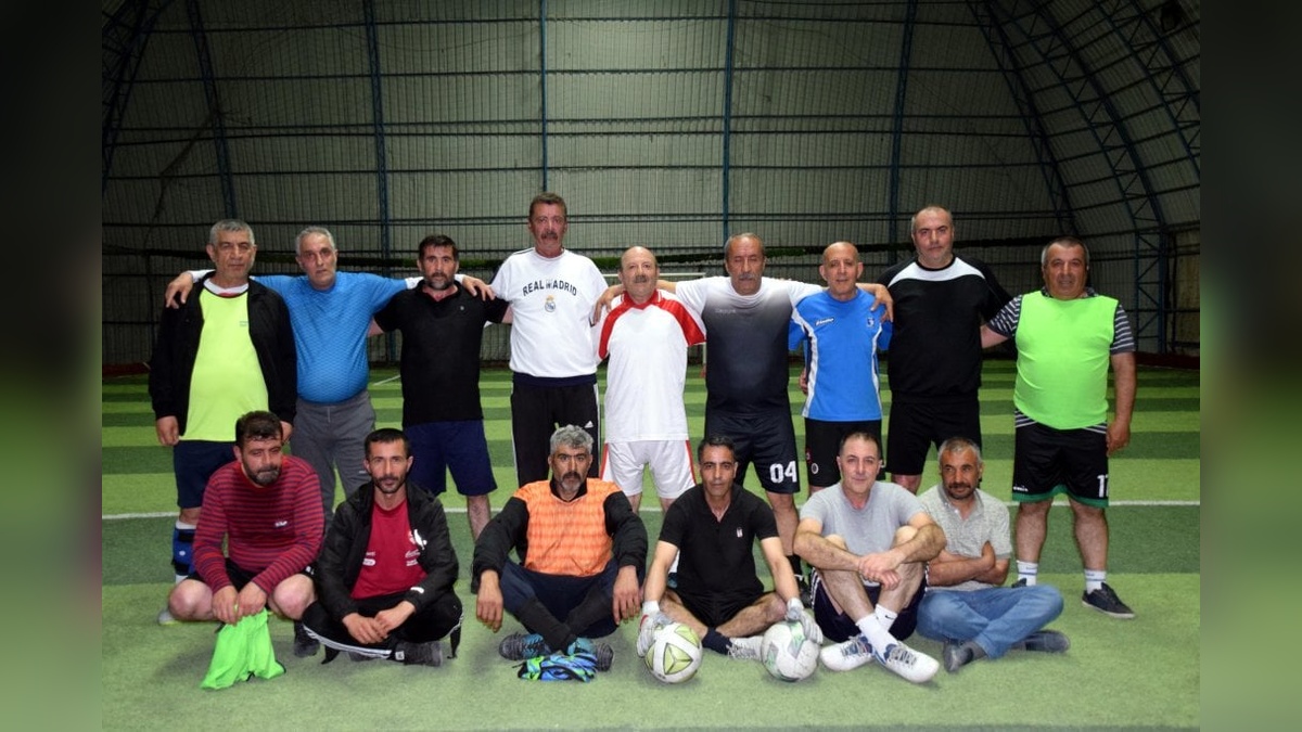Erciş'te 20 kişilik arkadaş grubu 40 yıldır halı saha maçı yapıyor