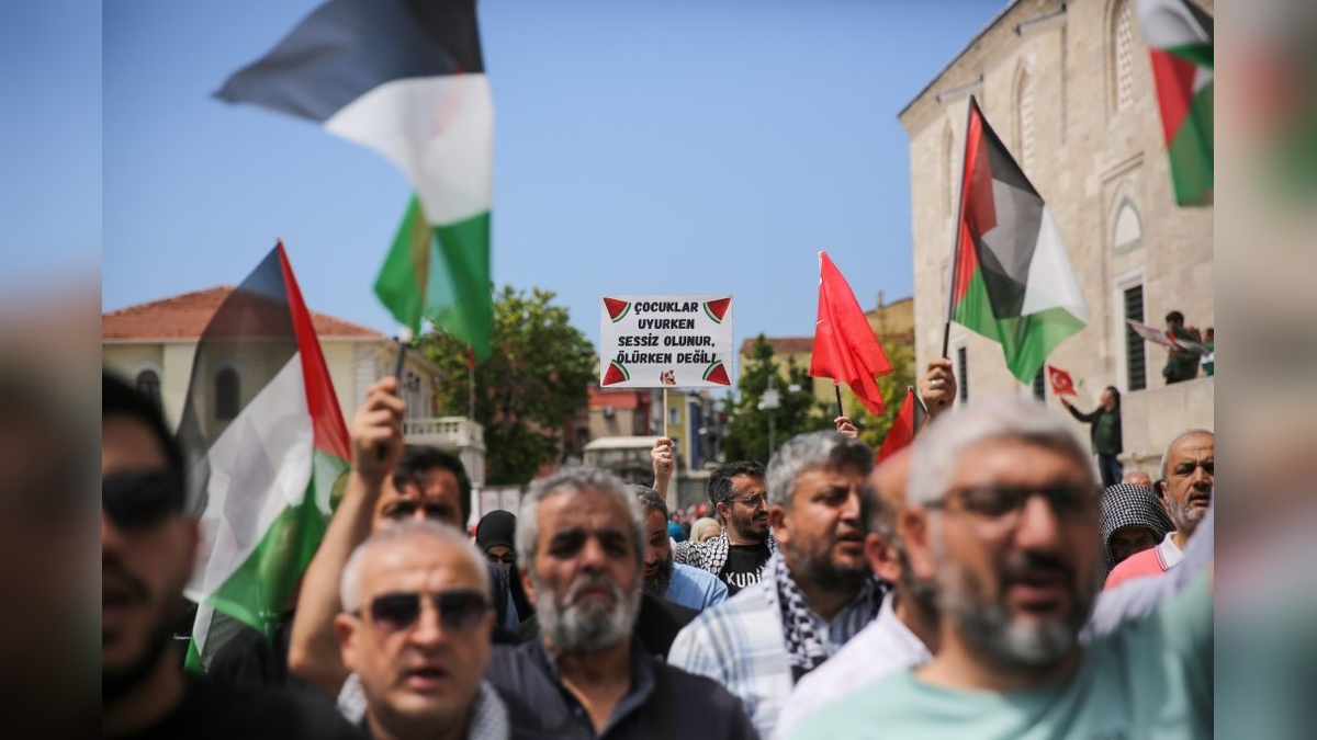 İHH öncülüğünde Mavi Marmara şehitleri için yürüyüş düzenlendi