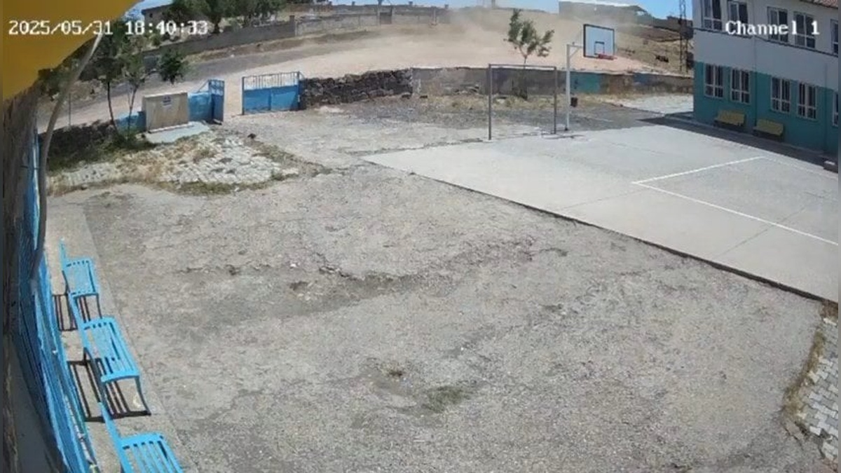 Siverek'te kum şeytanı hortumu okul kapısını söktü