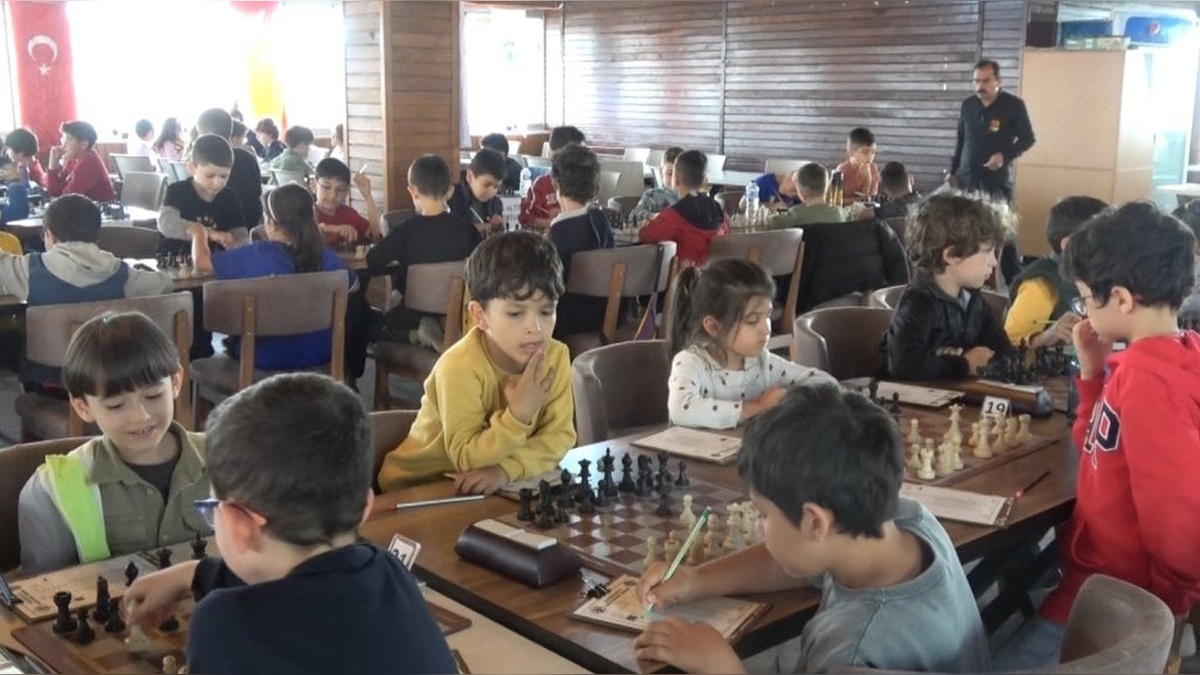Tavşanlı'da 250 sporcu satrançta yarıştı: 20 sporcuya 60 bin TL ödül