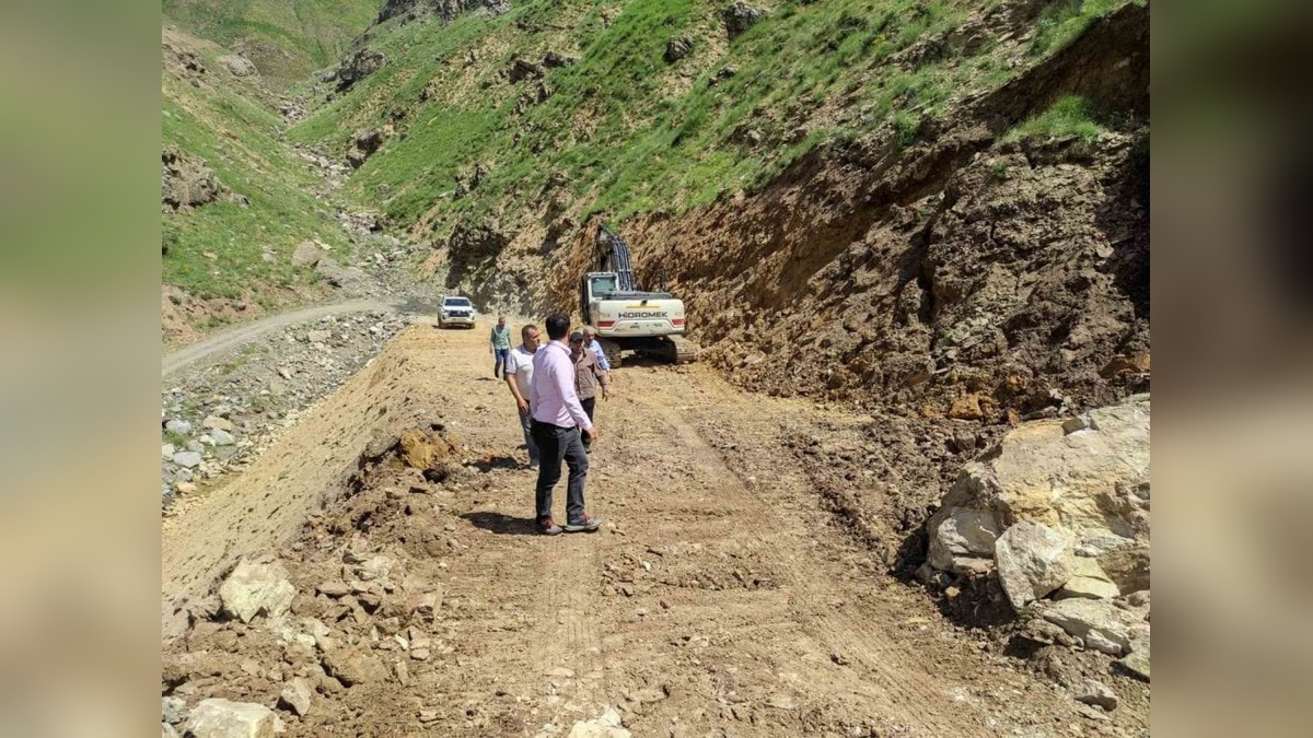 Batman'ın Sason ilçesinde 2 bin 900 rakımlı köy yollarında onarım çalışmaları başladı