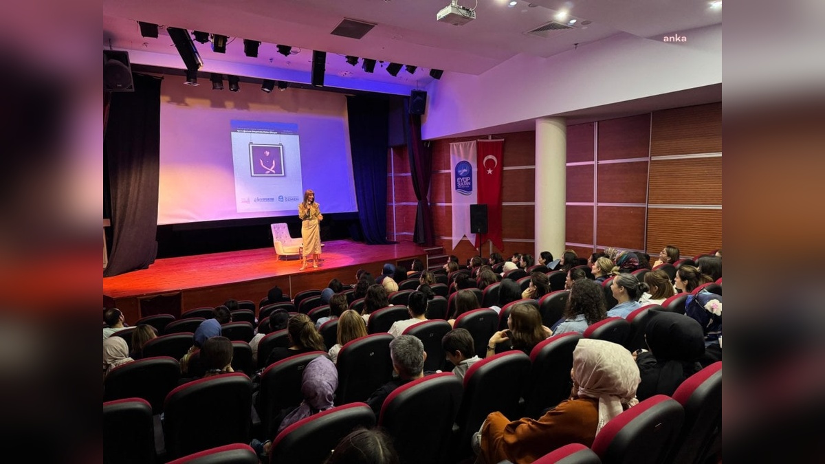 Eyüpsultan Belediyesi'nden çocuk gelişimi semineri: Doç. Dr. Saniye Bencik Kangal, ebeveynlerle buluştu