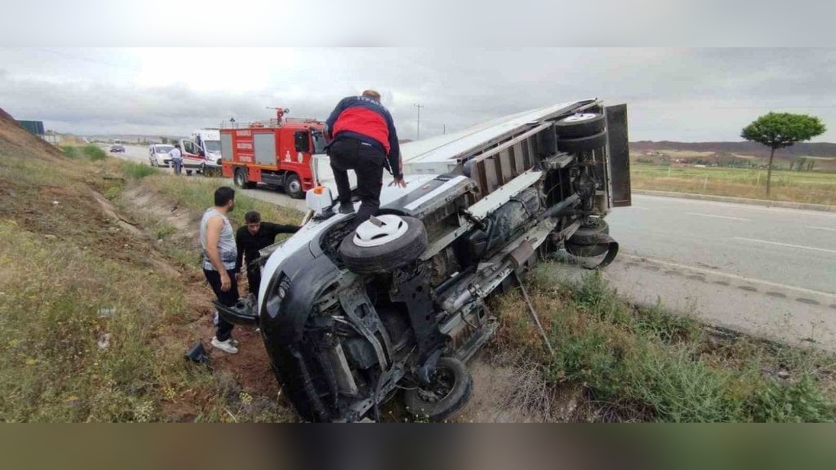 Sungurlu'da kamyonet şarampole devrildi: Sürücü yaralandı