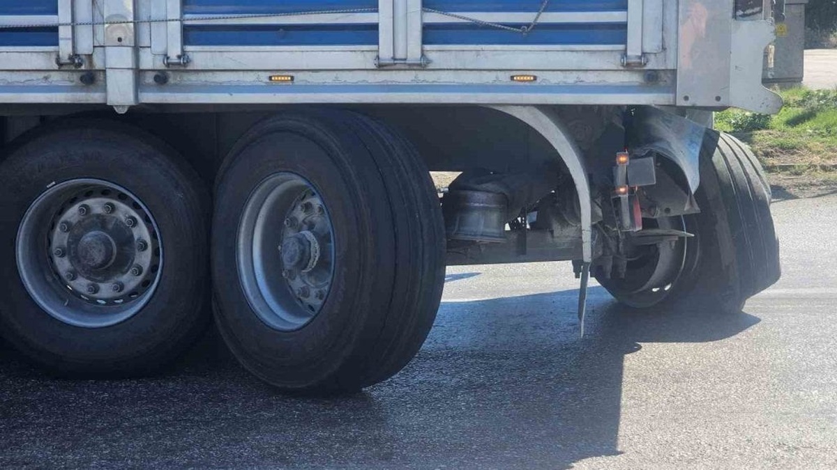 Bandırma'da tırın dingili koptu: Şoförler çözüm bekliyor