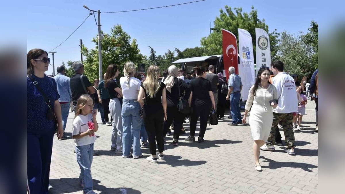 Karacabey Belediyesi'nin gezici Kent Kafe'si Leylek Şenliği'nde ilgi odağı oldu