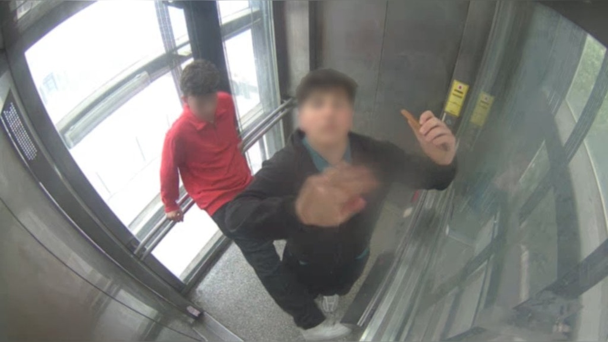 Çayırova'da çocukların asansör vandalizmi kamerada