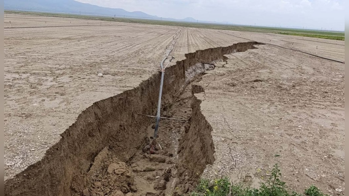 Karapınar'da yoğun yağış sonrası tarlada 100 metrelik yüzey yarığı oluştu