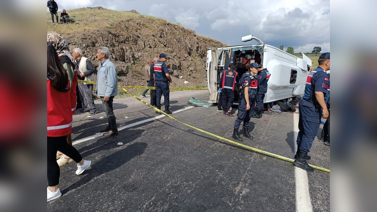 Yozgat'ta midibüs kazası: 2 ölü, 15 yaralı