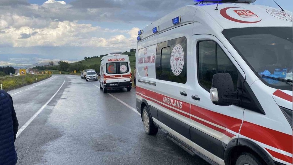 Zile'de trafik kazası: Aynı aileden 3 kişi yaralandı