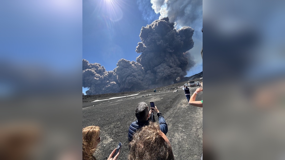 Etna Yanardağı'nda turistlerin olduğu sırada patlama meydana geldi