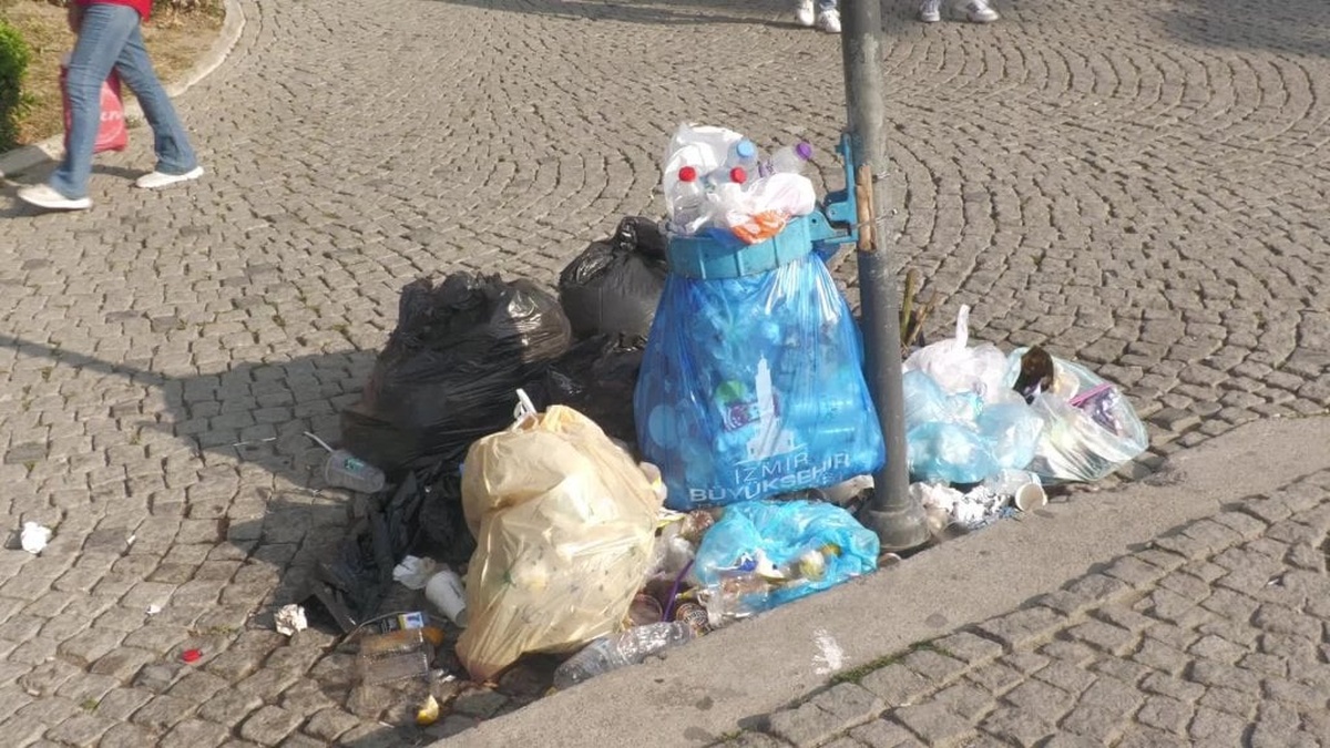 CHP İzmir İl Örgütü, grevdeki işçilerin yerine çöp topladı