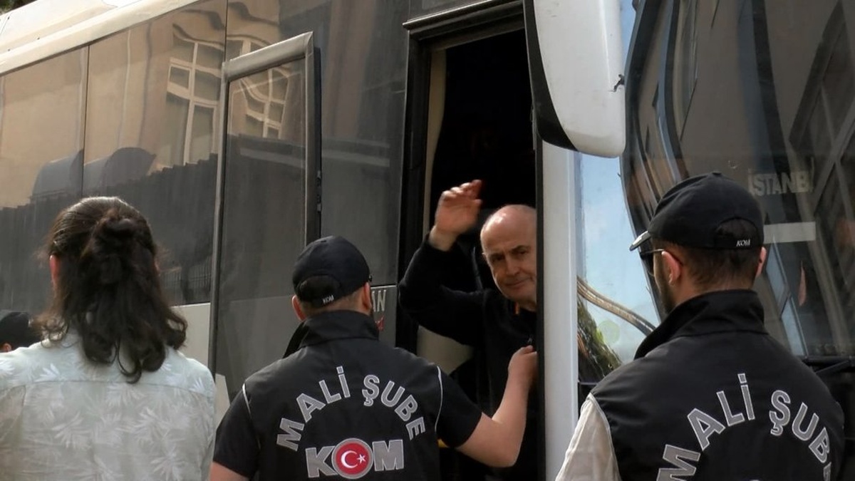 İBB soruşturmasının 5. dalgasında gözaltına alınanlar sağlık kontrolünden geçirildi