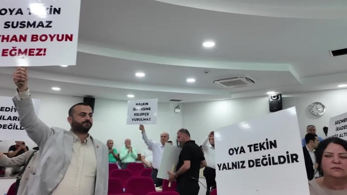 Seyhan Belediyesi CHP'li meclis üyelerinden Başkan Tekin'e destek