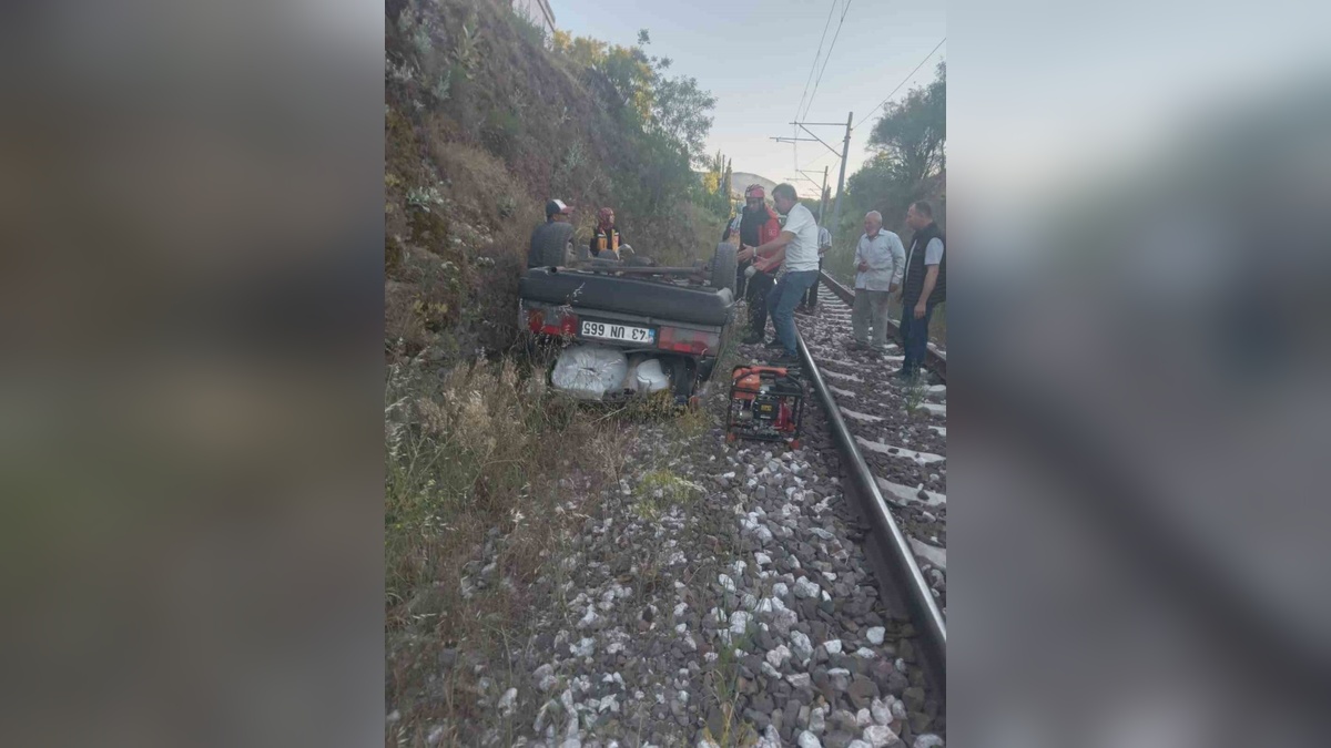 Dursunbey'de otomobil şarampolden tren yoluna uçtu: Sürücü yaralı kurtarıldı