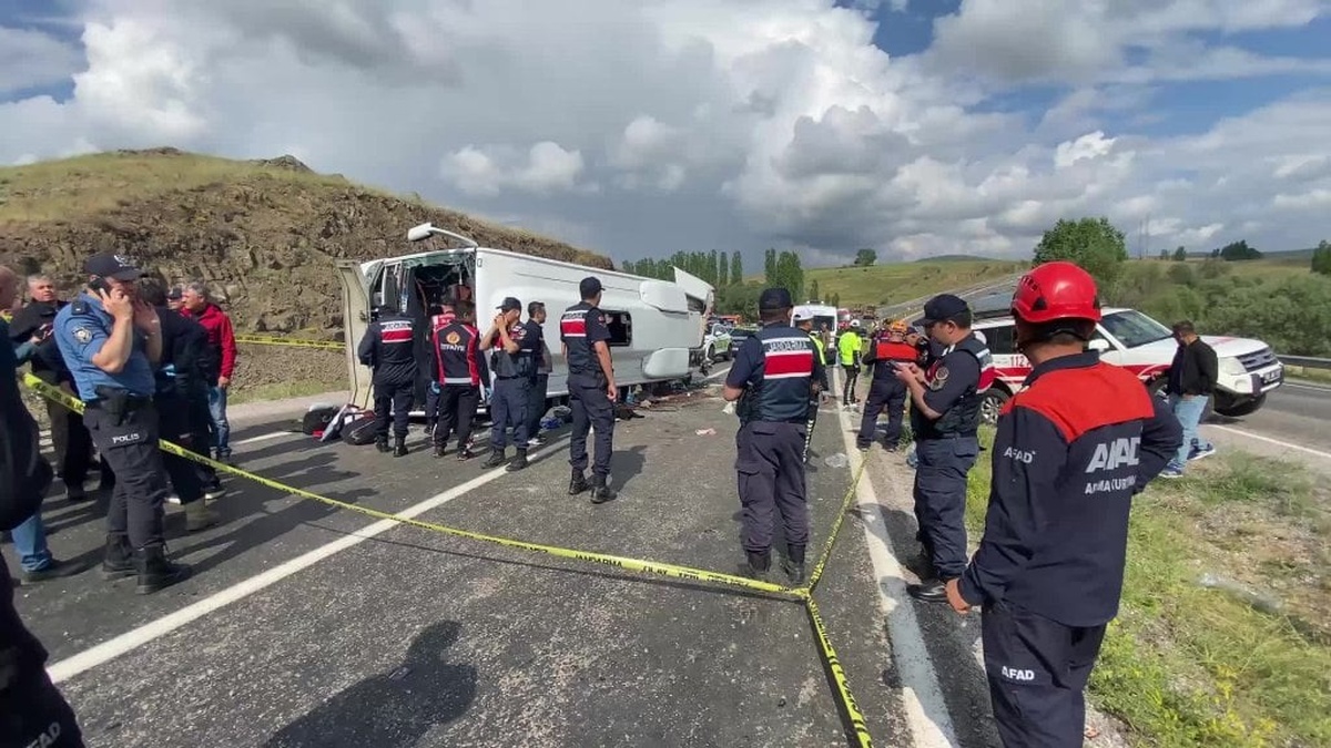 Yozgat'ta minibüs kazası: 2 ölü, 15 yaralı