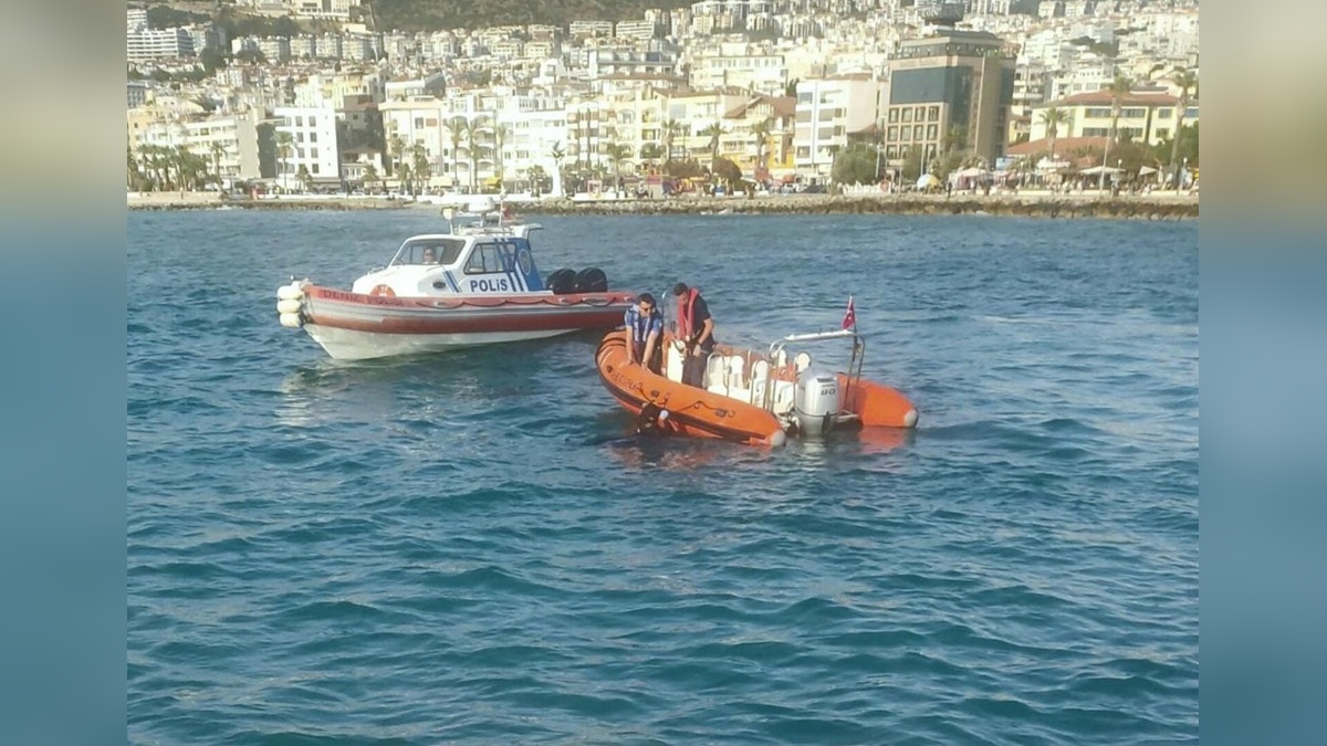 Kuşadası'nda denizde kimliği belirsiz erkek cesedi bulundu