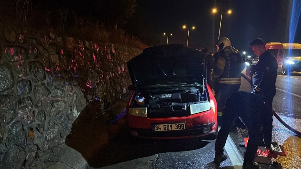 Gebze'de otomobil alev aldı