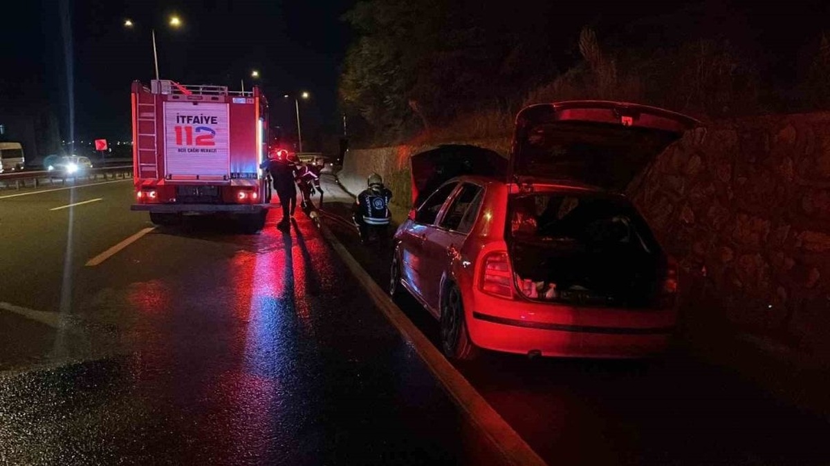 Gebze'de otomobil alev aldı: 3 kişi son anda kurtuldu
