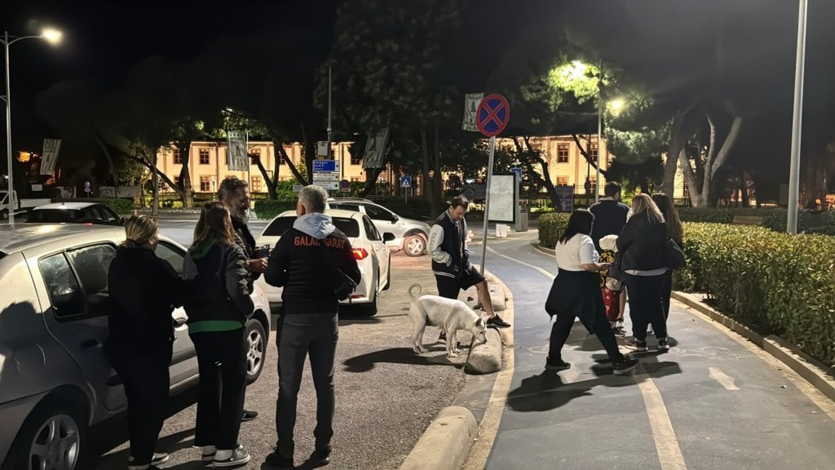 Muğla'da 5.8 büyüklüğünde deprem: Deprem anı güvenlik ve cep telefonu kameralarına yansıdı