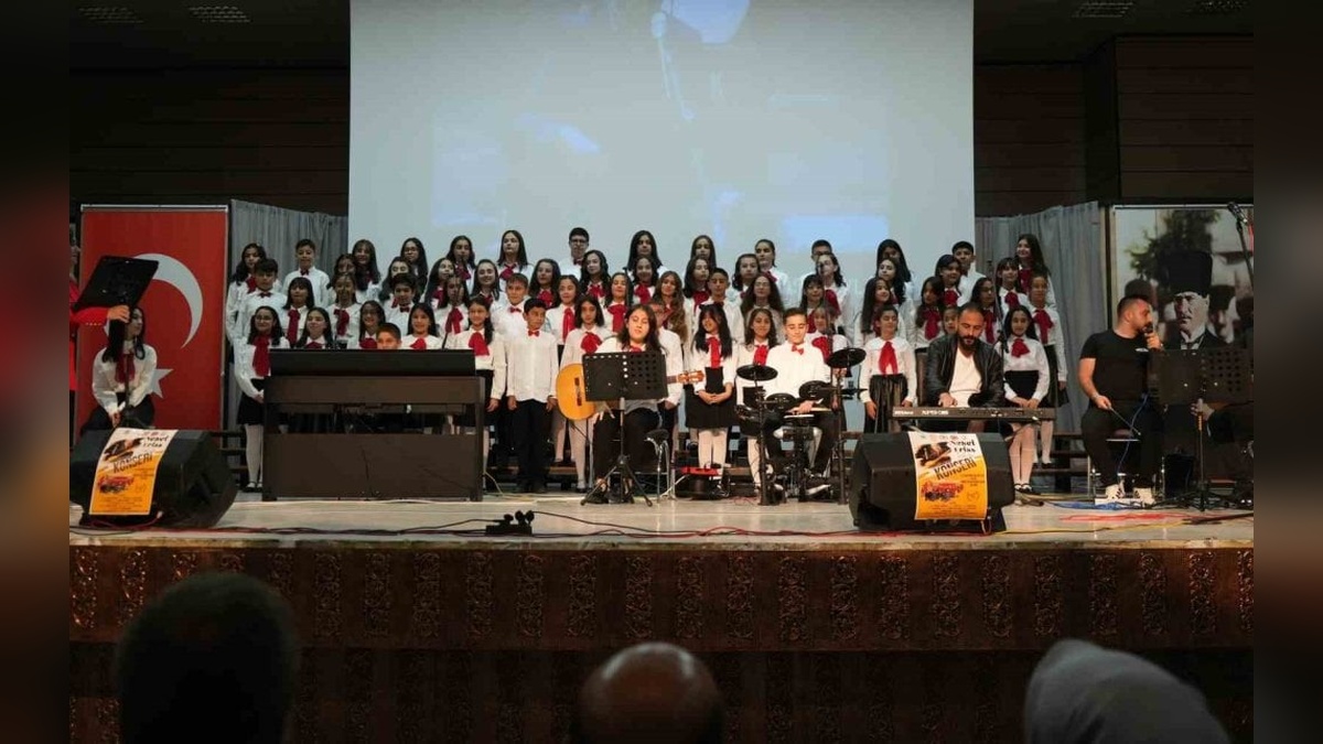 Erzincan'da öğrenciler Neşet Ertaş türkülerini seslendirdi