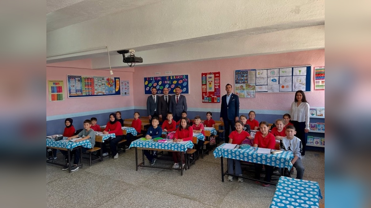 Sinanpaşa Kaymakamı Aslan, Düzağaç'taki okulları ziyaret etti