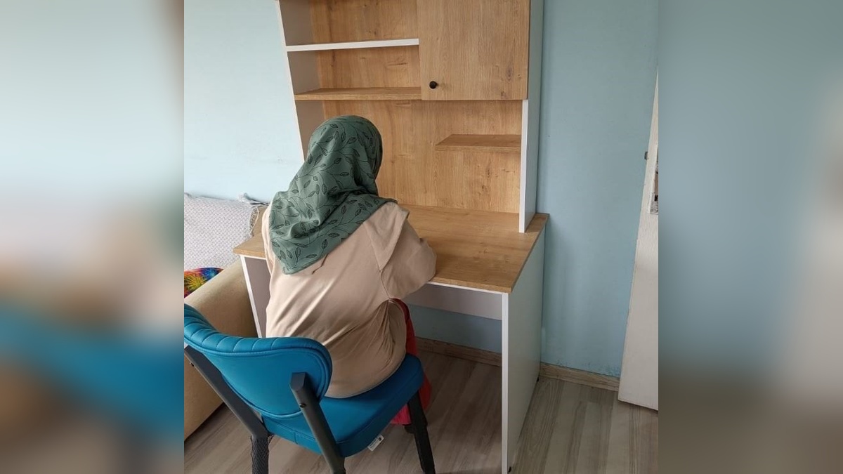 Samsun Vezirköprü'de 25 öğrenciye çalışma masası ve sandalye desteği