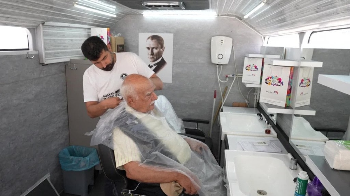 Mersin Büyükşehir Belediyesi'nin Mobil Kuaför Aracı, 25 bin 856 kişiye hizmet verdi