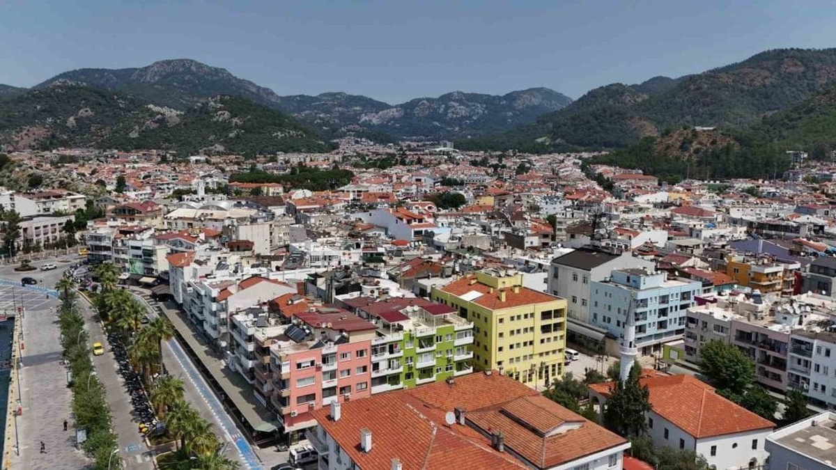 Marmaris'te 5.8 şiddetinde deprem: Vatandaşlar sokakta sabahladı