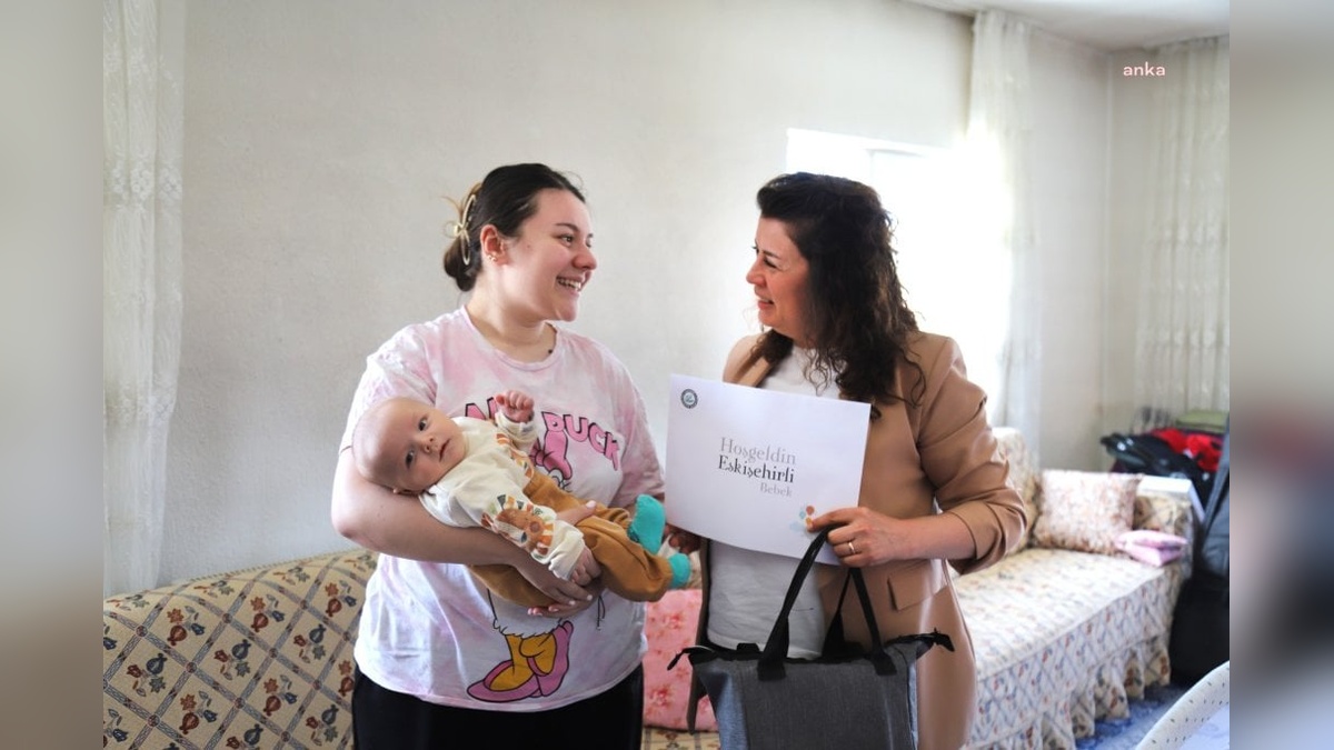 Eskişehir Büyükşehir Belediyesi, 'Hoş Geldin Eskişehirli Bebek' uygulamasıyla yeni doğanları ziyaret ediyor