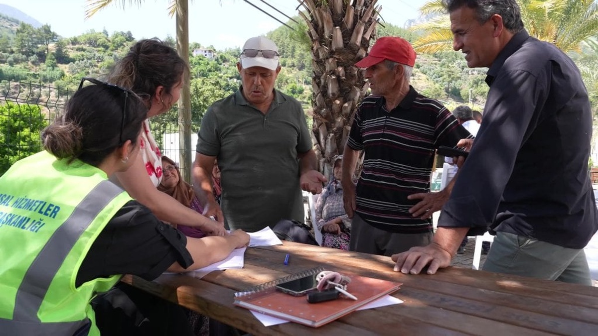 Antalya Büyükşehir Belediyesi, Sapadere'de 51 üreticiye 1250 ipek böceği besleme tablası hibe etti