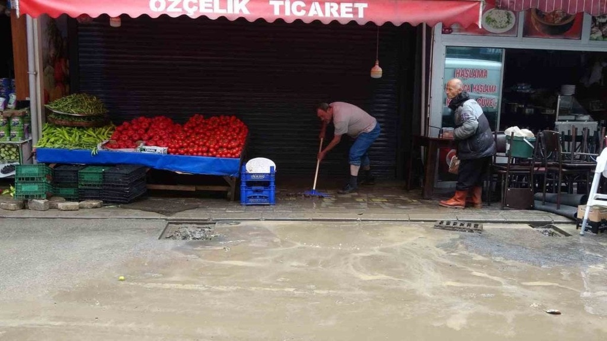 Trabzon'da şiddetli yağış: İş yerlerini su bastı