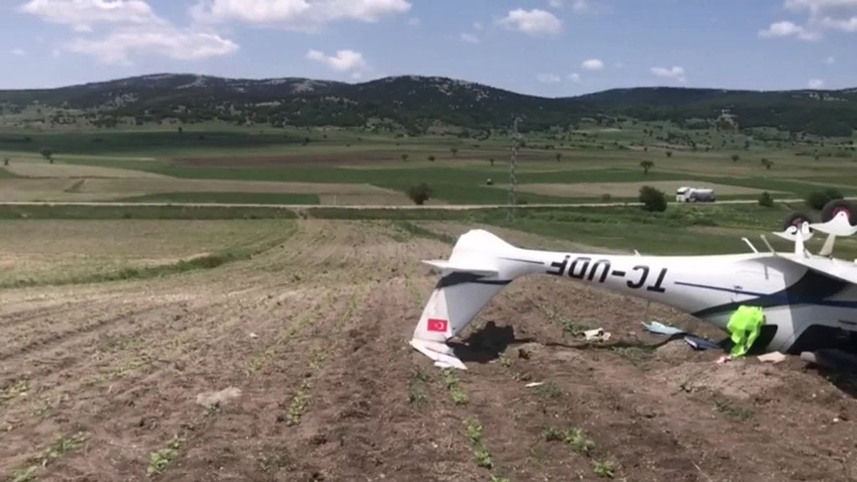 Bilecik'te eğitim uçağı tarlaya acil iniş yaptı: Pilot yaralandı