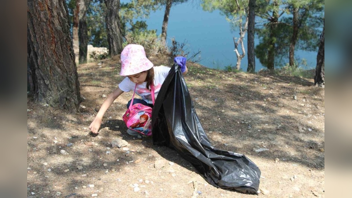 Uşak'ta 200 öğrenci Karaağaç Göledi'nde çevre temizliği yaptı