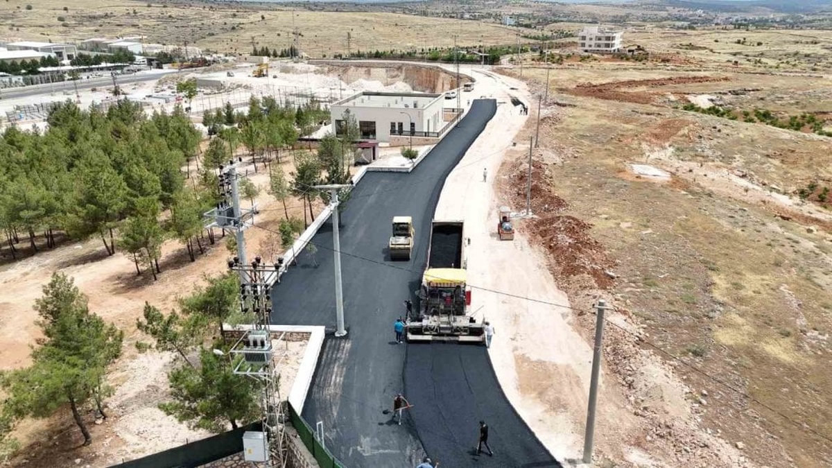 Mardin Büyükşehir Belediyesi, Midyat'ta bin 110 metre yolu asfaltladı