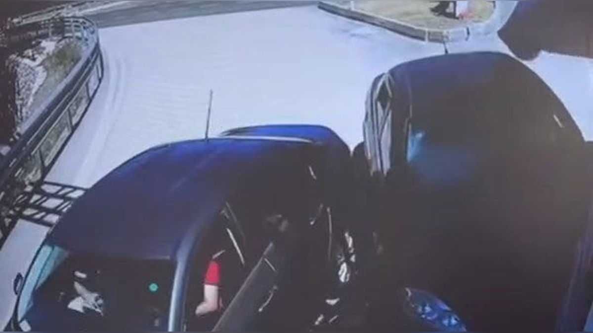 Elazığ'da otomobil işletmeye çarptı: Çalışan ölümden döndü