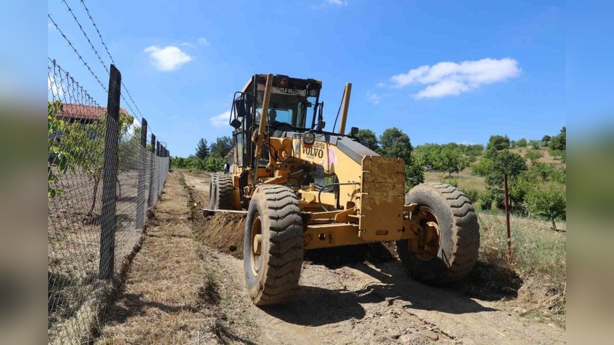 Turgutlu Belediyesi 37 kırsal mahallede arazi yollarını düzenliyor