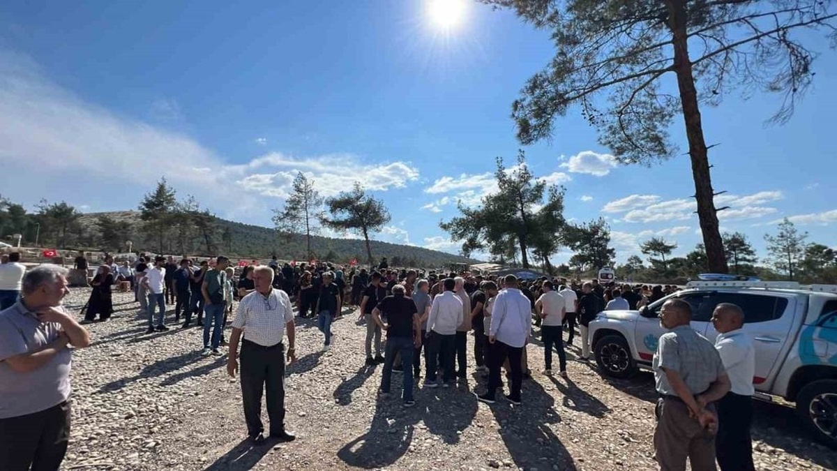 Kahramanmaraş'ta kaza kurbanı anne ve 2 çocuğu toprağa verildi