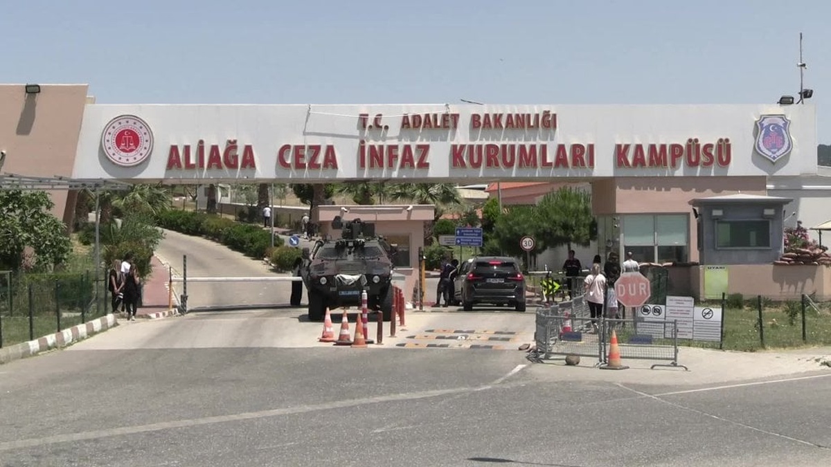 CHP İzmir İl Başkanı Aslanoğlu, tutuklu gençlik kolları üyelerini ziyaret etti