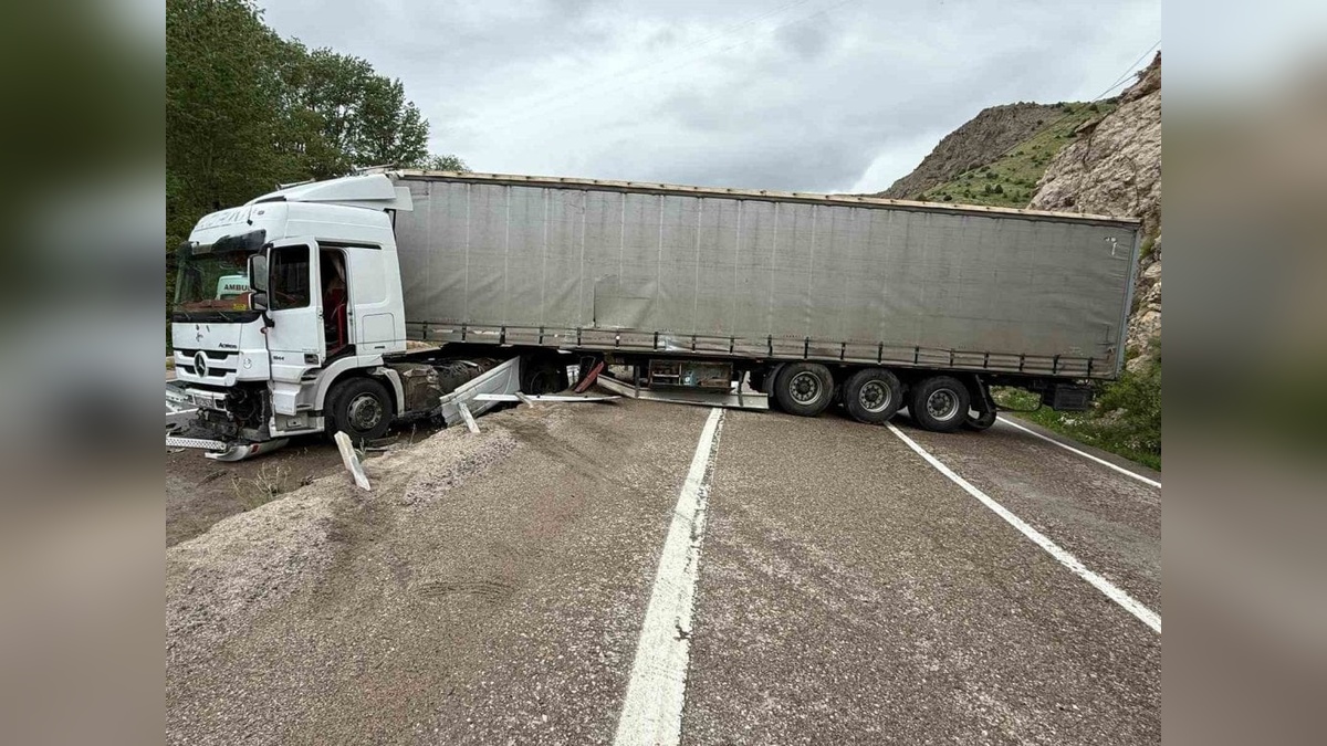 Gümüşhane-Bayburt karayolu Akçahisar mevkiinde tır kazası: Ulaşım tek şeritten sağlandı
