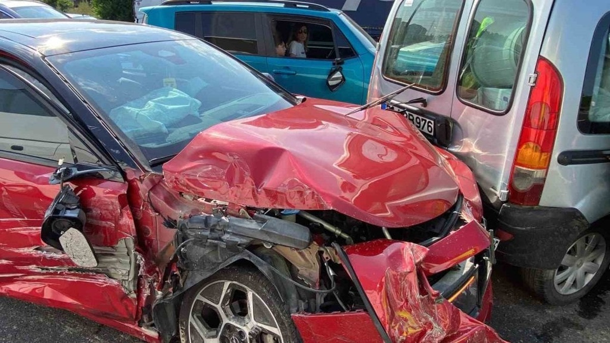 Kocaeli TEM Otoyolu'nda 8 araçlı zincirleme kaza: Ölü ve yaralı yok